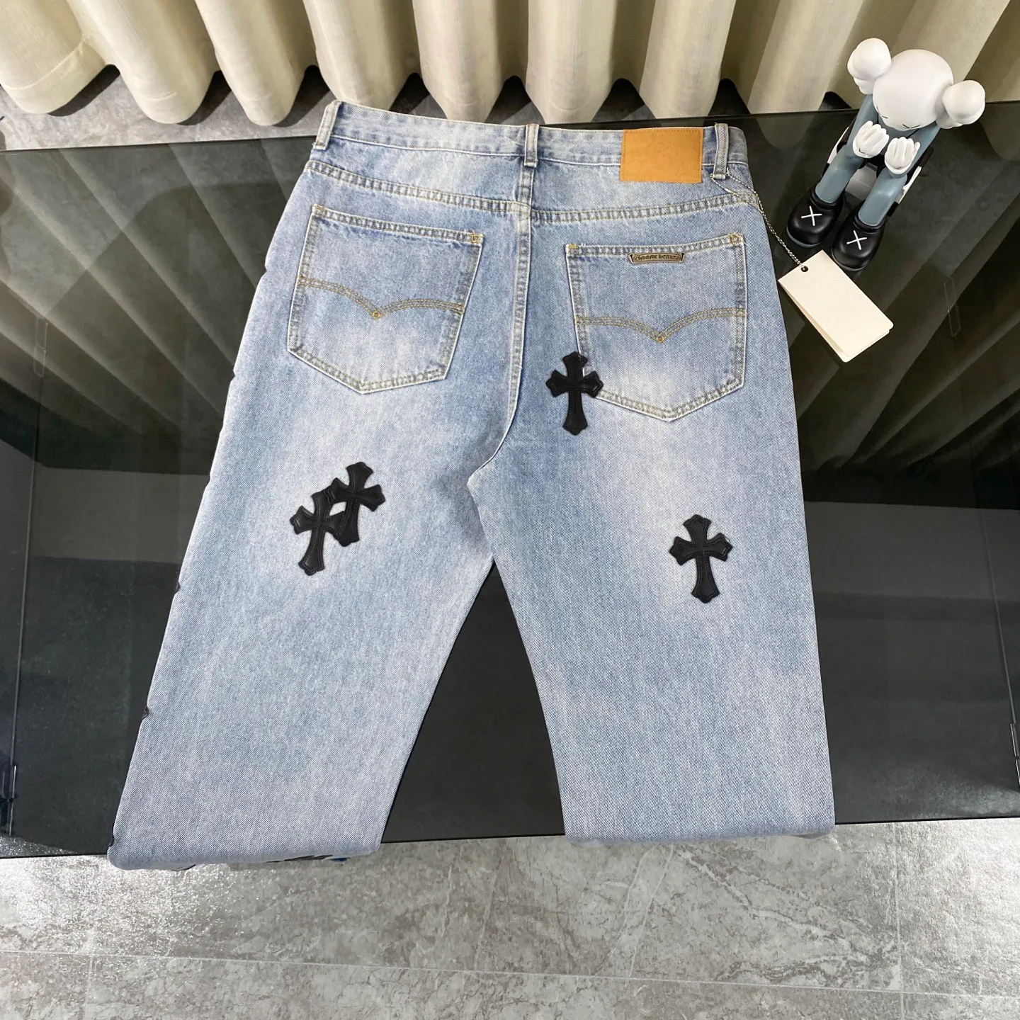 P230 chrome hearts Mattyboy same style black cross patch leather frayed jeans vi Top heavy industry fashionable design] Consistent high street luxury style creation. Speaking of this style, the Zangyin family and GU family are definitely the leading representative brands. Especially the Zangyin family has really achieved a state-of-the-art effect in creating high street style. The unique washed material is used to create this style. The color system is quite eye-catching. After it is decorated with patchwork cross flowers, it cleverly highlights the charm of the brand. Secondly, this style uses classic The classic high-waist cutting design highlights the long legs and fashionable temperament of the upper body. The brand is highly recognizable and the slim fit configuration is more suitable for daily wear. It is a product that interprets personality, fashion, and specifications at a glance. This single product is enough to make any fan excited. It can be a white T-shirt for youthful preppy style, or a tight suspender for lady style. It has strong matching ability and can be easily controlled by men.  [Materials and craftsmanship] Needless to say, this point goes without saying. As an excellent craftsman brand, Zangyin’s requirements for details and craftsmanship are really perfect. The washed color of this model has gone through so many processes, not to mention the embellishment of denim appliques. It is also purely hand-made and sewn. Just like what they believe in, only hand-made things have soul and have the meaning of wear. A top-notch heavy-duty fashionable denim item, I look forward to your perfect interpretation! !  Size:28-36